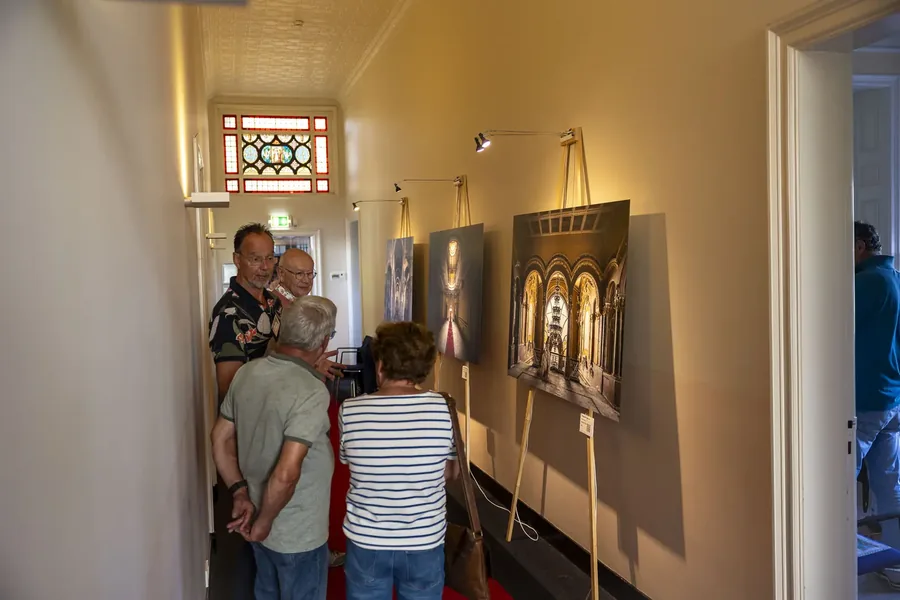Schilderijen in de gang van een woonhuis