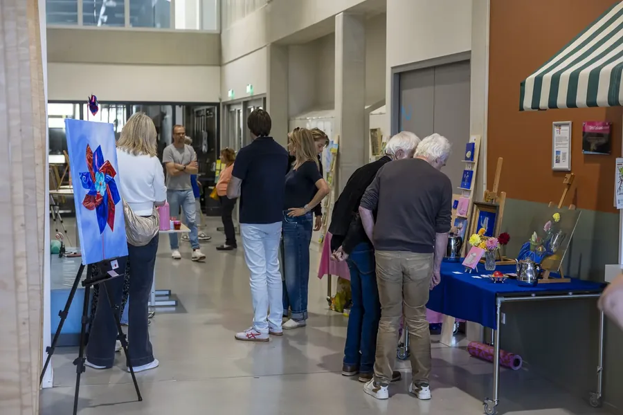 Bezoekers bij kunst in Het Klooster